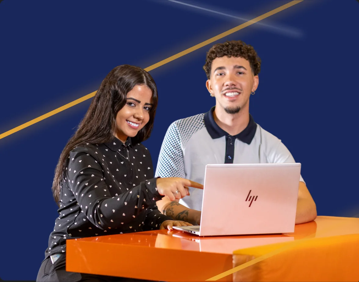 Isabella Dias e Guilherme Oliveira, estagiários da Stellantis